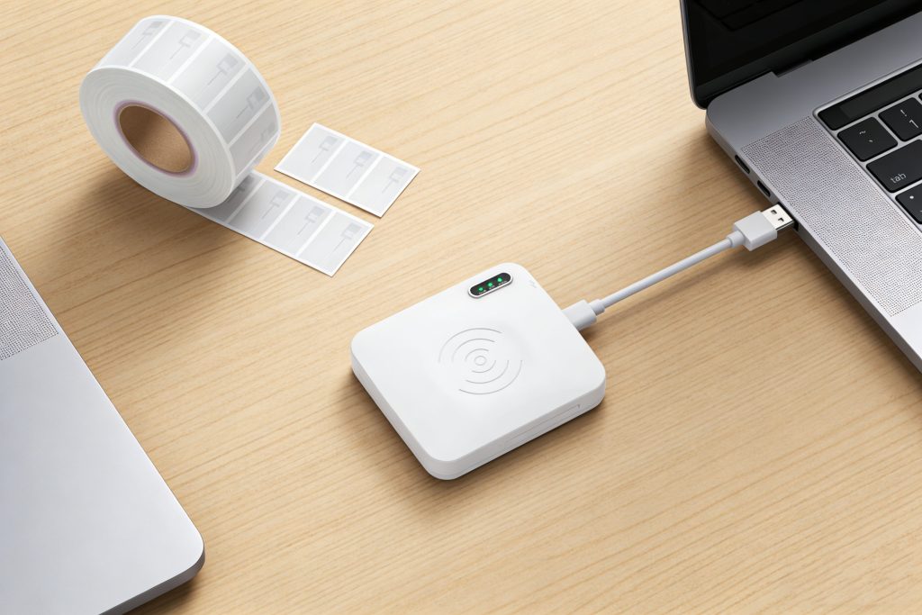 USB RFID scanner used for batch RFID tag issuance on a desktop