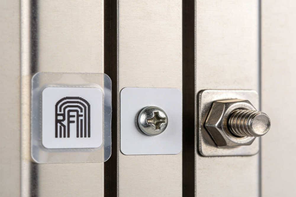 How to Install Metal Mount RFID Tags (Without Killing Performance) 1 different mounting methods for metal mount rfid tags including screw adhesive and rivet