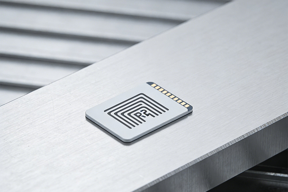 How to Install Metal Mount RFID Tags (Without Killing Performance) 2 proper placement of rfid tag on flat metal surface for best reading performance