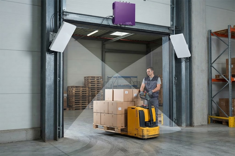 Fixed RFID reader detecting tagged cartons at warehouse receiving door